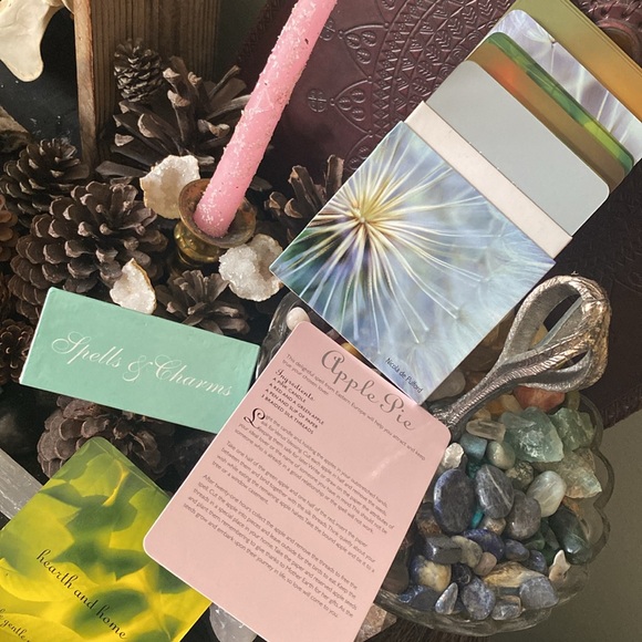 Spells & Charms Card Deck by Nicola de Pulford - Picture 2 of 9